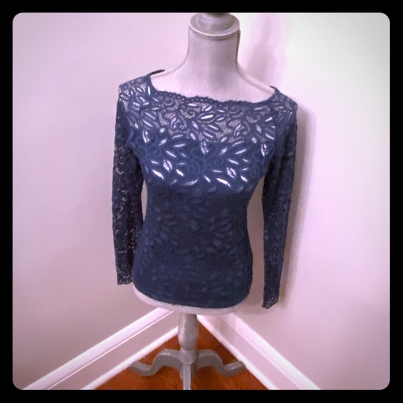 Stretch lace dressy shirt, with floral pattern. - Picture 1 of 3